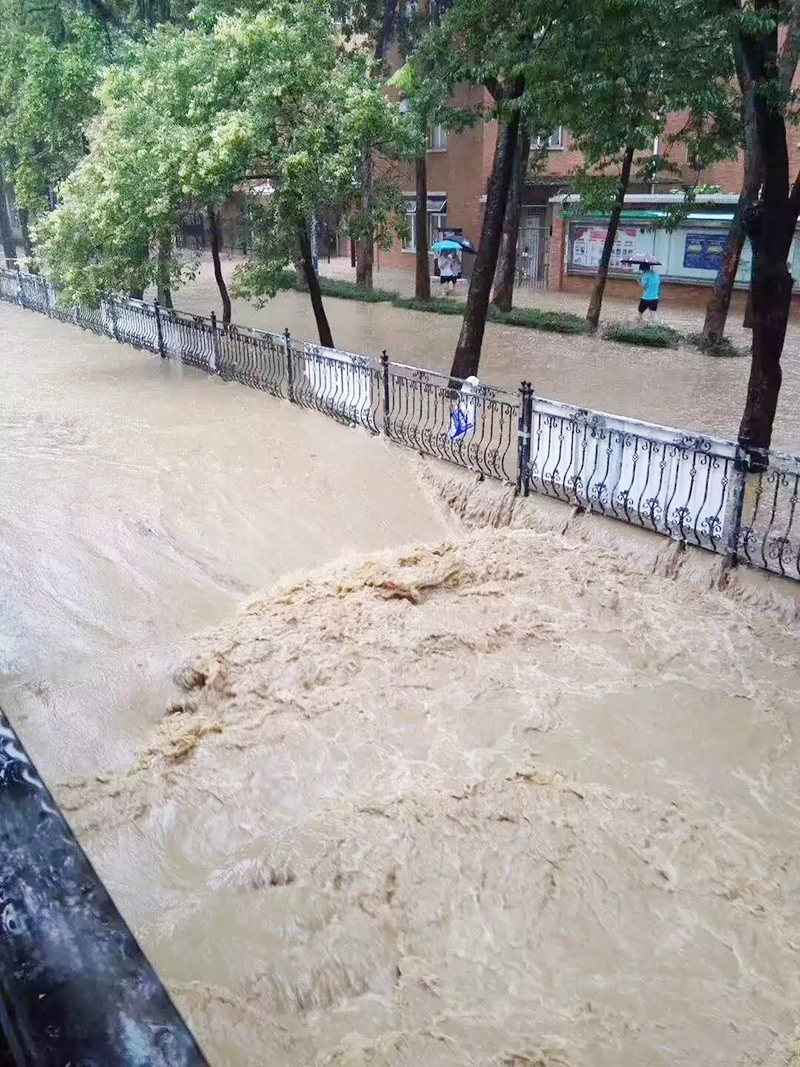 大雨無情，圣杰有情