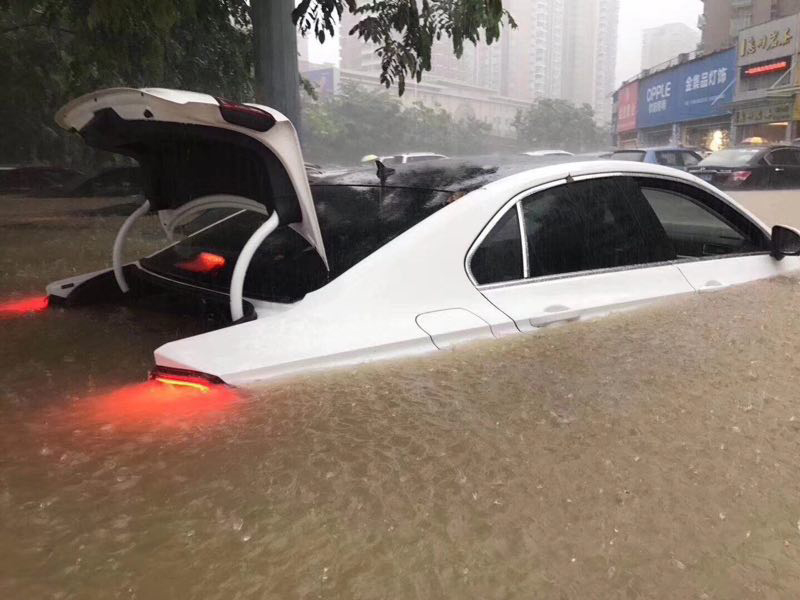 大雨無情，圣杰有情